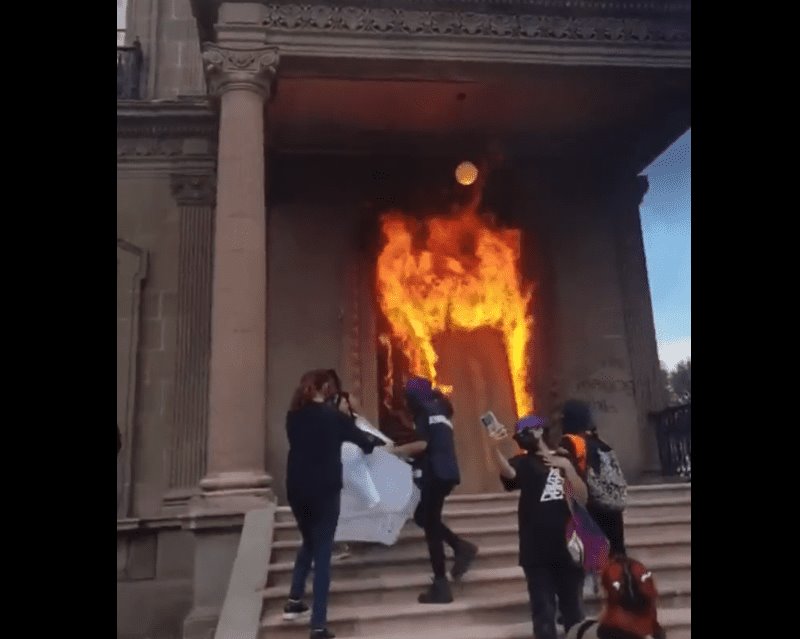 Colectivos prenden fuego a una de las entradas del Palacio de Gobierno de NL