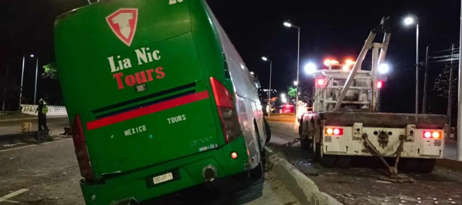 Vuelca autobús sobre Ruiz Cortines en Villahermosa Vuelca autobús sobre Ruiz Cortines en Villahermosa