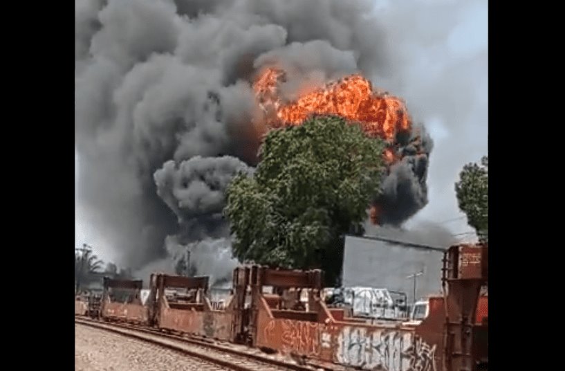 Explota y se incendia bodega en Veracruz; no se reportan personas lesionadas