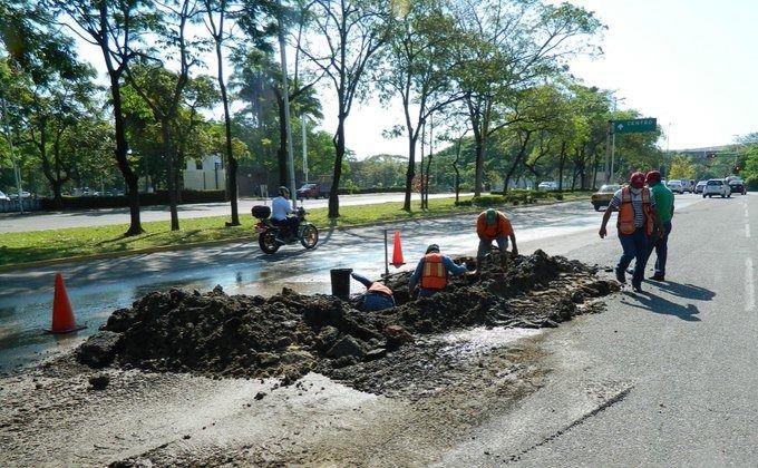 Repara SAS fuga de agua sobre Paseo Tabasco