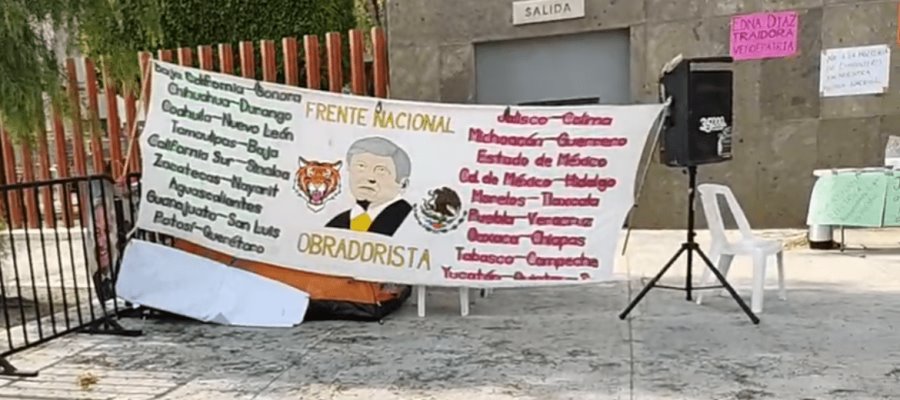 Obradoristas instalan plantón en San Lázaro y amagan con no dejar entrar a la oposición