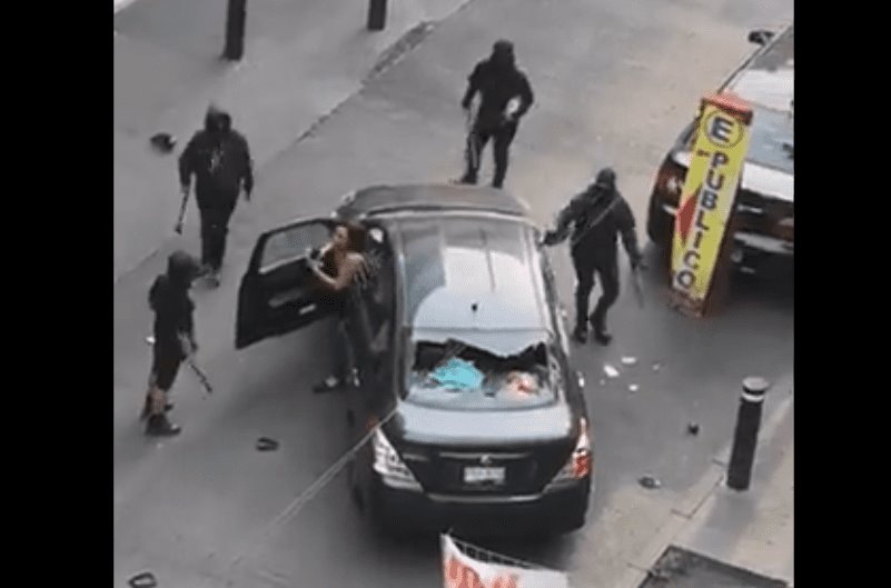 Encapuchadas destrozan vehículo de una mujer en calles de la CDMX