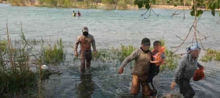 Rescatan a madre e hijo migrantes que quedaron varados a mitad del río Bravo