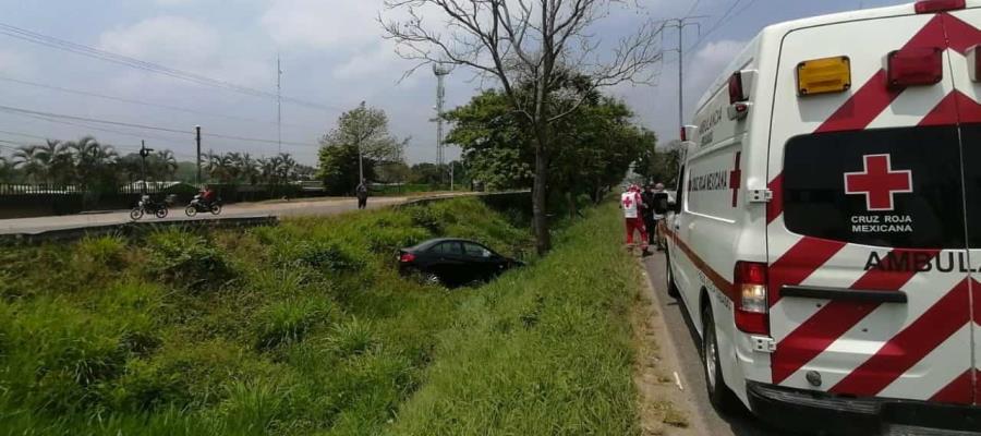 Automovilista pierde el control y se sale de la carretera Villahermosa-Cárdenas