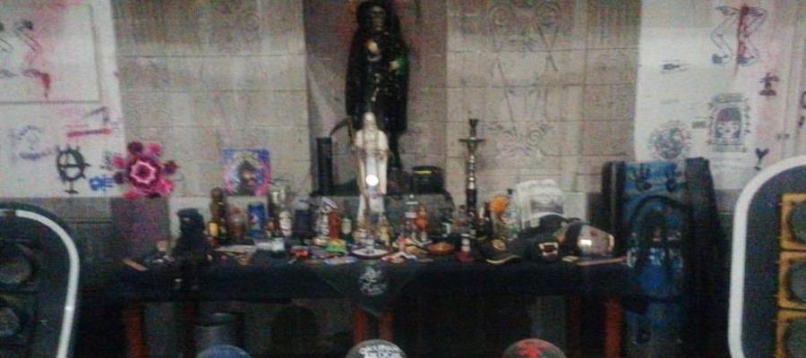 Tras recuperar edificio de CNDH, policías encuentran un altar a la Santa Muerte