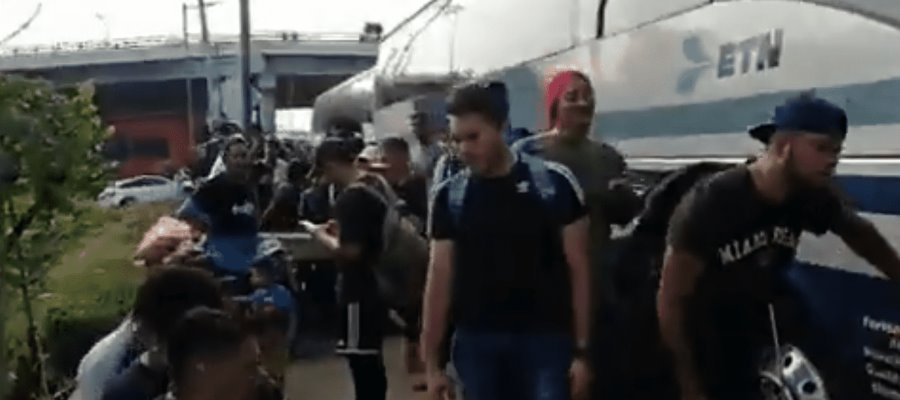 Traslada INM en autobuses a nueva caravana migrante que salió de Tapachula