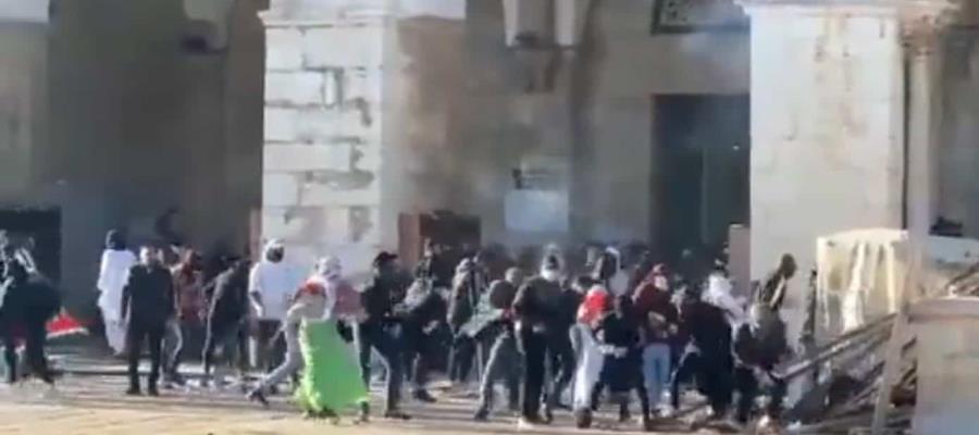 Enfrentamiento entre policías en Jerusalén y palestinos deja 152 heridos Enfrentamiento entre policías en Jerusalén y palestinos deja 152 heridos