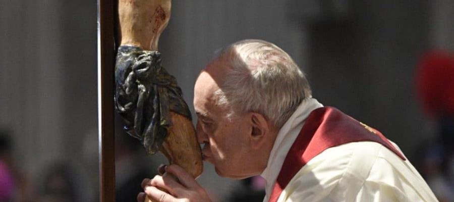 Preside Papa Francisco Viacrucis tras dos años de suspensión por pandemia