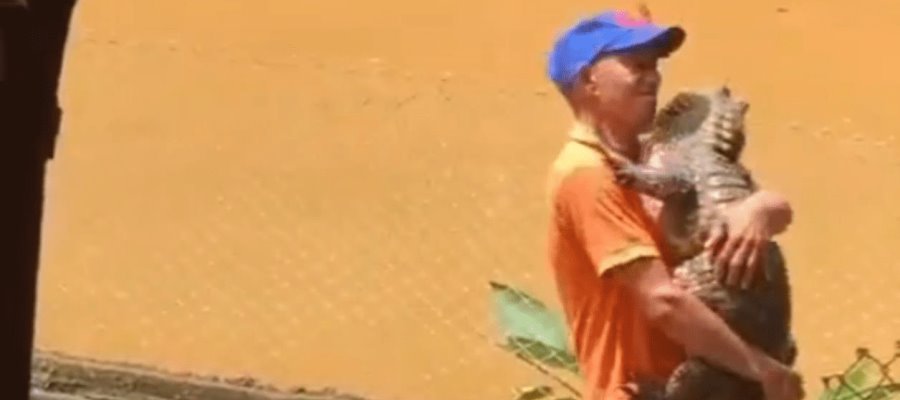 Hombre es captado bailando con cocodrilo y se vuelve viral