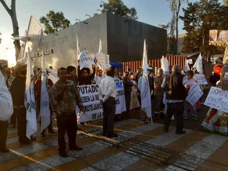 Simpatizantes de AMLO se plantan a las afueras de San Lázaro en apoyo a la Reforma Eléctrica