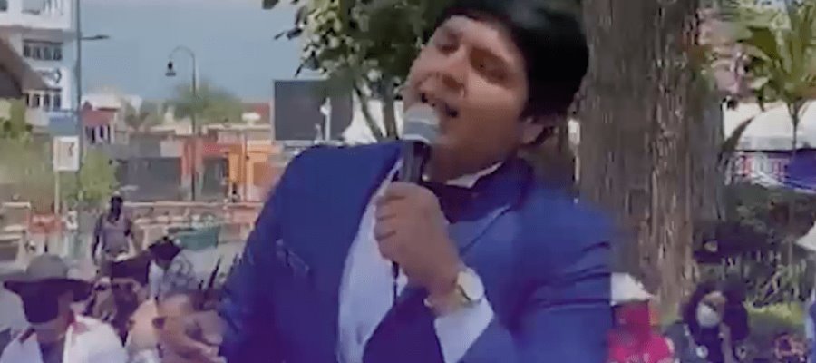 Joven canta como José José y sorprende en explanada de Xalapa, Veracruz