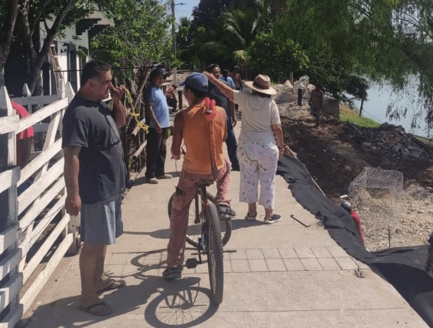 Pobladores paran la obra de reparación del malecón de Tepetitán, Macuspana