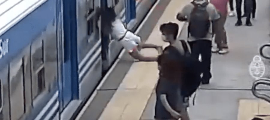 Mujer en Argentina cae debajo de un tren en movimiento… y sobrevive