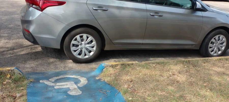 Infracciona PEC a 13 por estacionarse en espacios para personas con discapacidad