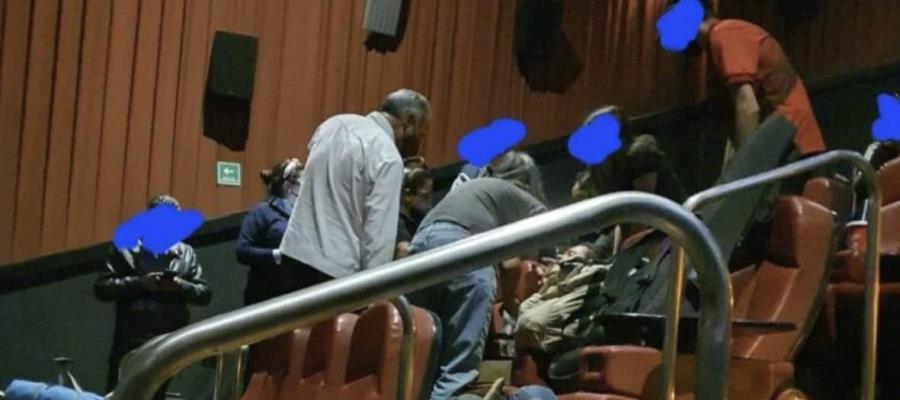 Captan a López-Gatell auxiliando a joven que convulsionó en cine de CDMX