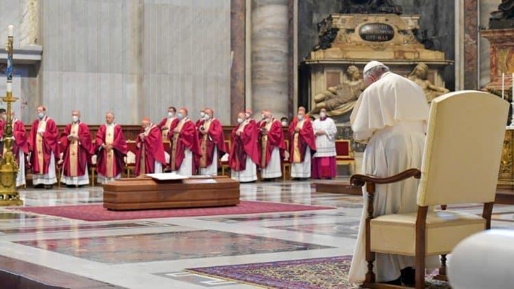 Asiste Papa Francisco a exequias del cardenal mexicano Javier Lozano Barragán