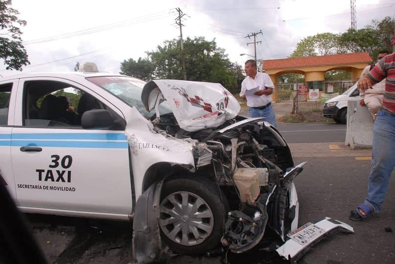 Taxi impacta a camioneta en la Villahermosa-Macuspana