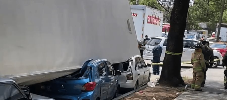 Tráiler cae sobre 4 vehículos en la CDMX