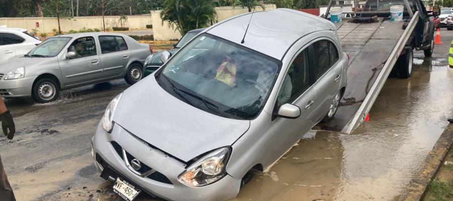 Cae auto en hundimiento de Usumacinta y 27 de Febrero