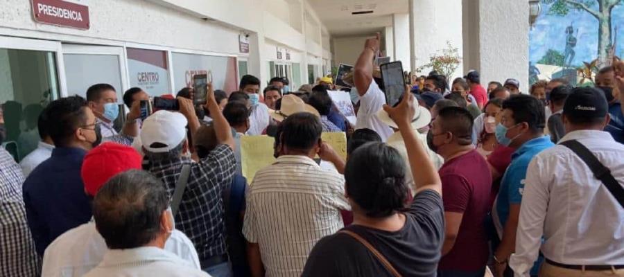 Protestan en el Ayuntamiento de Centro contra designación de delegados municipales