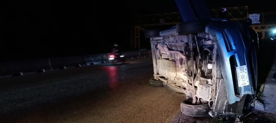 Vuelca camioneta tras chocar con muros de contención fuera de lugar en la Nacajuca - Villahermosa