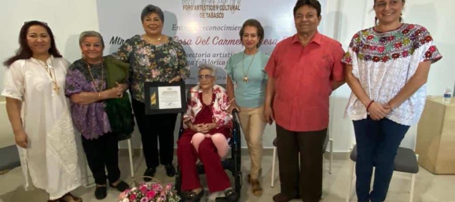 Reconocen a Rosa del Carmen Dehesa Rosado por su trayectoria en la danza folklórica