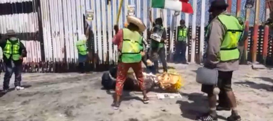 Queman piñata de Trump durante protesta a favor de migrantes en la frontera de México