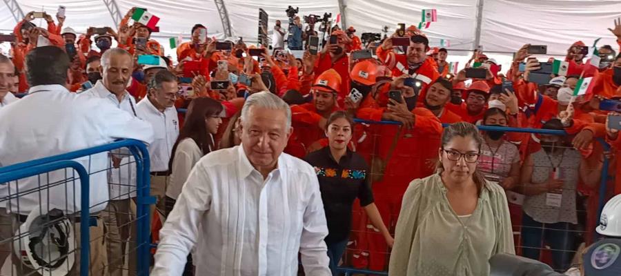 Celebra AMLO el Día del Trabajo en la refinería Olmeca en Paraíso