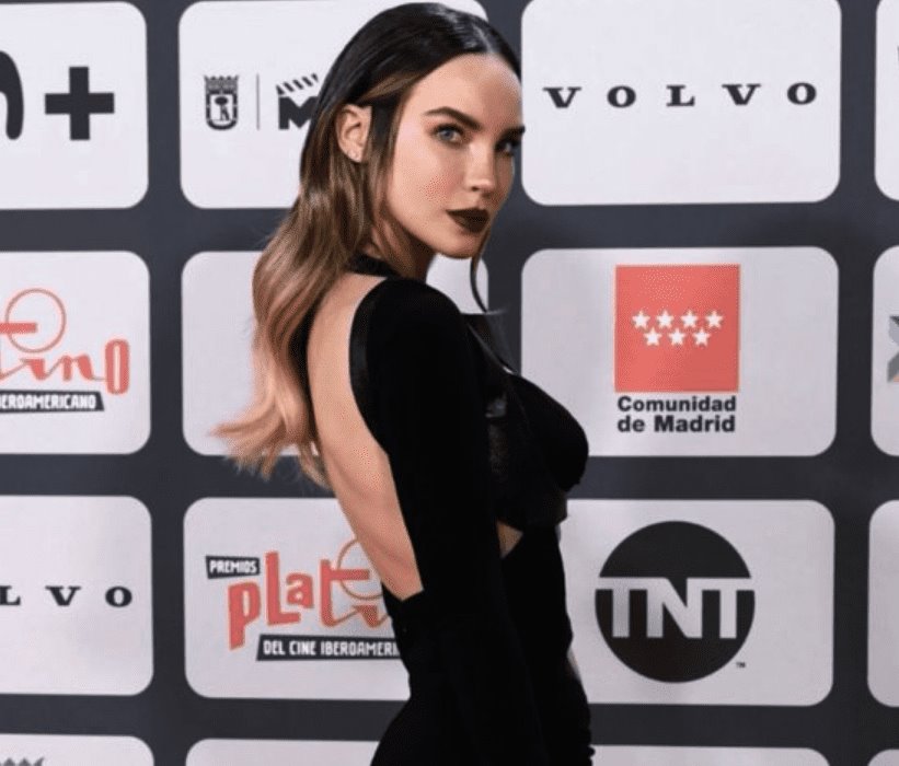 Belinda se hace presente en la alfombra roja de los Premios Platino 2022