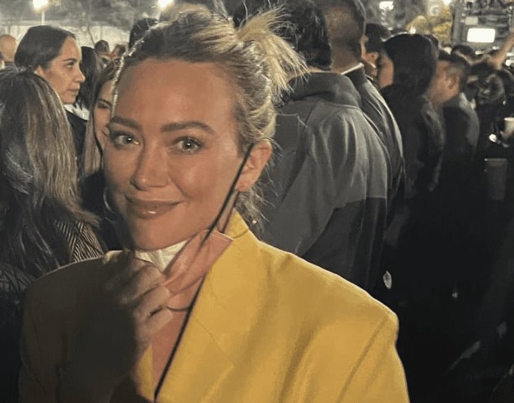 Captan a Hilary Duff en concierto de The Killers en México