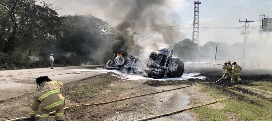 Explota pipa frente a instalaciones de Pemex en Veracruz