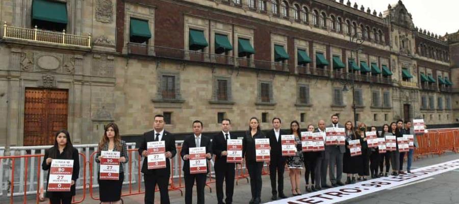 Panistas colocan 26 coronas fúnebres frente a oficinas de Claudia Sheinbaum, en memoria de víctimas de la L12