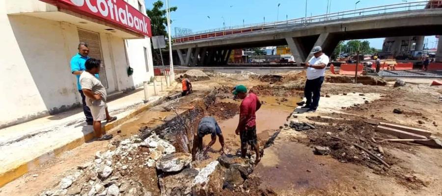 Rompen otra tubería de agua potable… ahora en distribuidor de Universidad