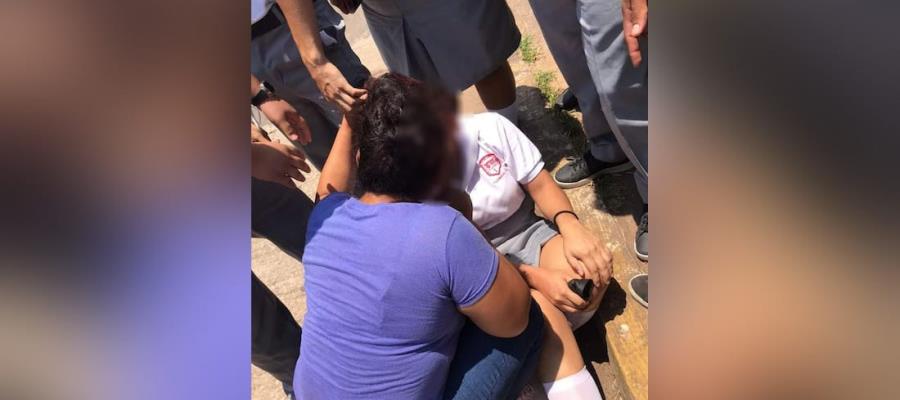 Señora en Parrilla toma del pelo a estudiante del Cobatab mientras joven la patea en el suelo