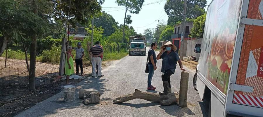 Vecinos cierran carretera en Ixtacomitán para impedir paso a camiones pesados