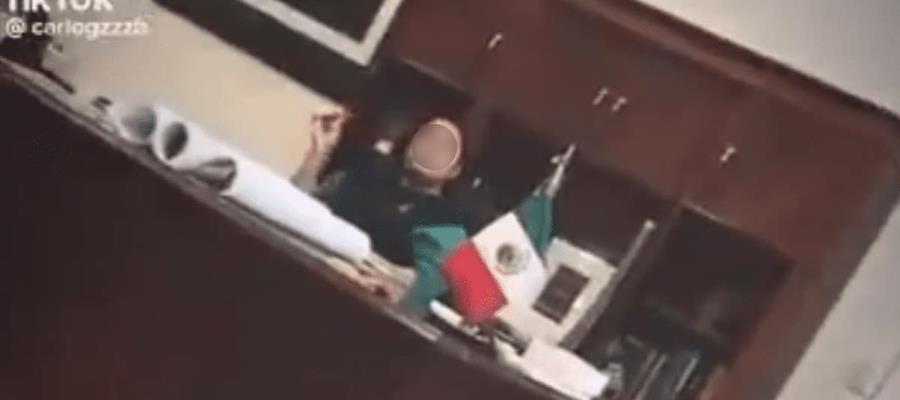 Circula en redes video donde presuntamente aparece hijo menor de AMLO fumando