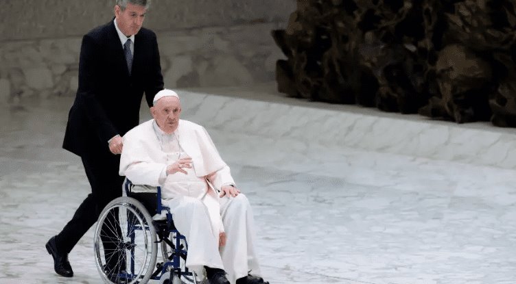 El dolor de rodilla no da tregua a Papa Francisco aparece en silla de ruedas El dolor de rodilla no da tregua a Papa Francisco aparece en silla de ruedas
