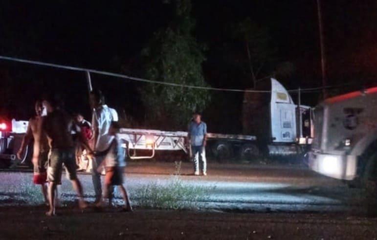 Tráiler atropella a 5 personas que se dirigían a fiesta de quince años en Cunduacán