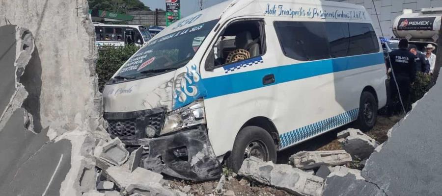 4 lesionados deja choque de combi con una barda… en Cárdenas