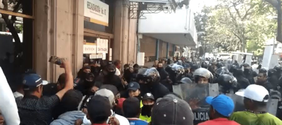 Enfrentamiento entre pepenadores y antimotines en Guadalajara deja 67 detenidos y 7 lesionados