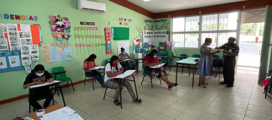 11 mil 197 mujeres, en su mayoría madres de familia, reciben educación básica en el IEAT