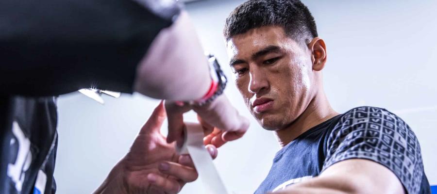 Dmitry Bivol abre la puerta a una revancha con “El Canelo”