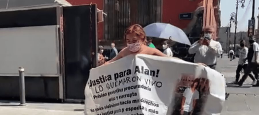 Aprovecha Día de las Madres para protestar desnuda frente a Palacio Nacional