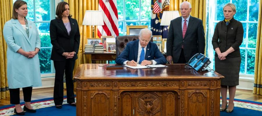 Firma Biden ley para acelerar el envío de ayuda militar a Ucrania