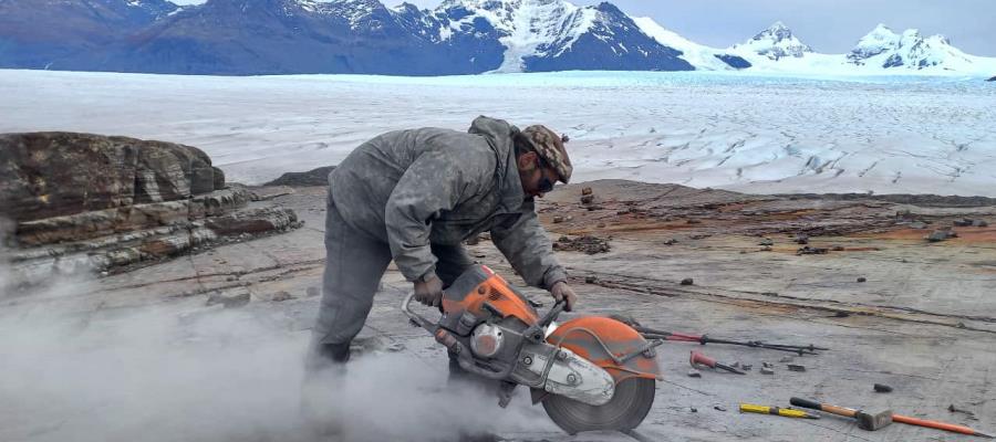 Recuperan fósil intacto de antiguo reptil marino en glaciar chileno