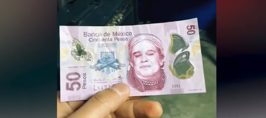 Joven recibe billete de 50 pesos con la cara de Juan Gabriel