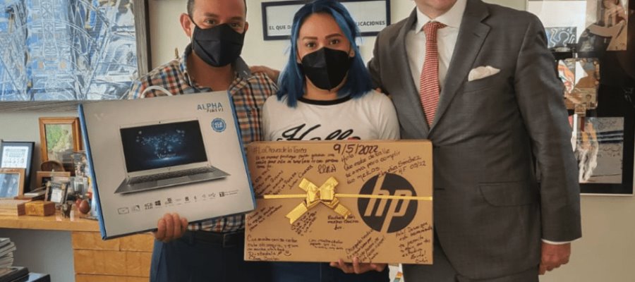 Regalan laptop a joven que suplicó que no se robaran su tarea durante asalto en Ecatepec