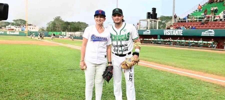 En honor a las madres tabasqueñas, Presidenta del DIF lanza pelotazo inicial en partido de Los Olmecas