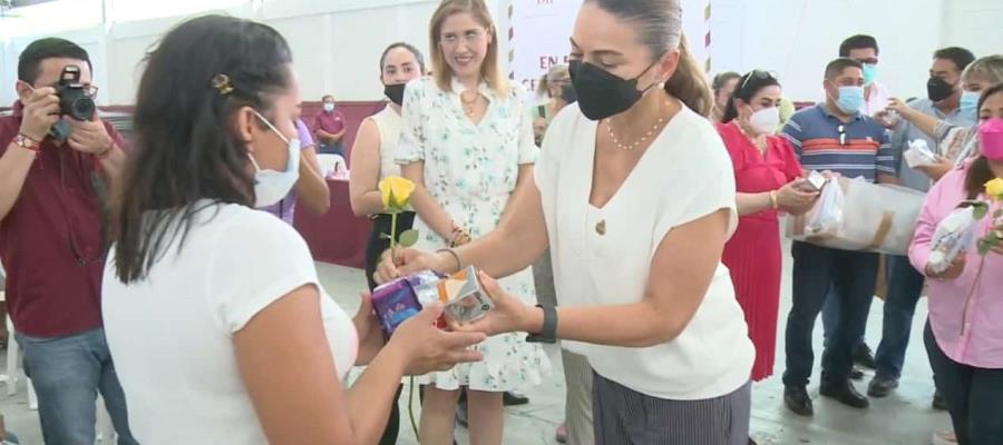 Entrega presidenta del DIF Tabasco juguetes a niños migrantes