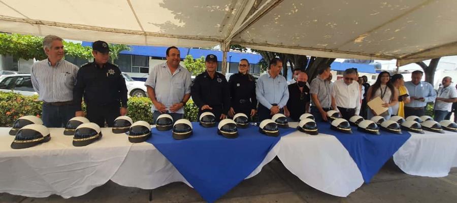 Entrega Canacar 31 cascos a motopatrulleros de la PEC